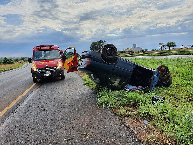 Capotamento de veículo deixou três pessoas feridas na BR 020 sentido