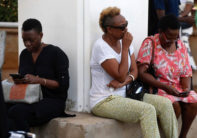 No Aeroporto Internacional Jomo Kenyatta, mulher aguarda informações de voo que caiu na Etiópia. Noivo estava a bordo. — Foto: REUTERS/Baz Ratner