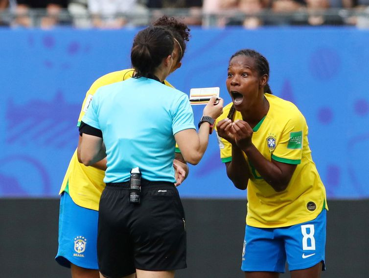 Jogadora Formiga leva cartão amarelo na Copa da França 2019. Denis Balibouse/Reuters/Direitos Reservados