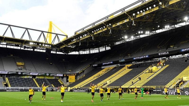 Jogadores do Borussia Dortmund fizeram tradicional saudação à torcida (Foto: Reuters)