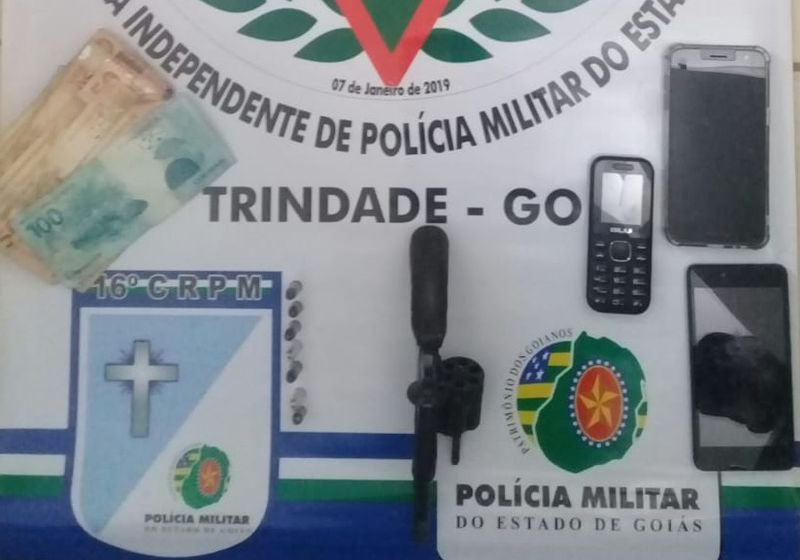 Celulares, dinheiro e arma de fogo foram apreendidos com o assaltante em Trindade (Foto: Divulgação/PM)