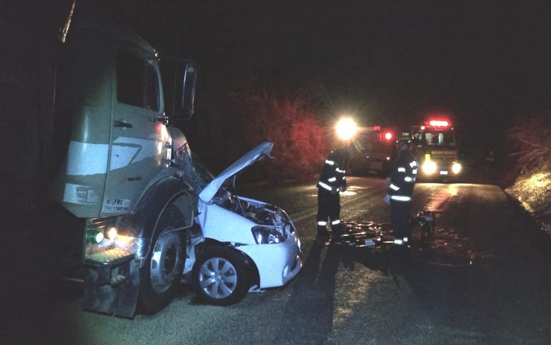 Carro foi atingido na lateral; vítimas morreram na hora — Foto: Corpo de Bombeiros/Divulgação