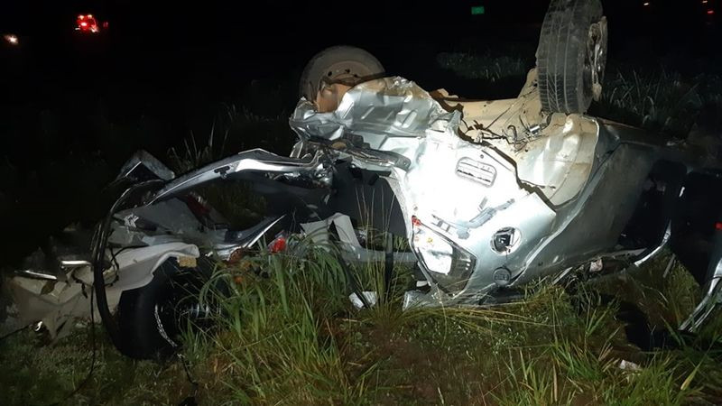 Motorista perdeu o controle do veículo e acabou capotando (Foto: PRF/ Divulgação)