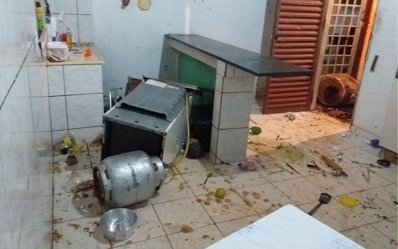 Cozinha ficou totalmente destruída — Foto: Polícia Civil/Divulgação