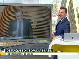 Chico Pinheiro e Rodrigo Bocardi riem de gafe de Carlos Tramontina Imagem: Reprodução/TV Globo.