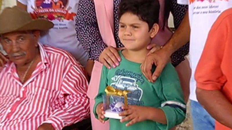 Luiz Gustavo Rodrigues, de 8 anos, doou o ovo para ajudar no leilão do abrigo de idosos de Caçu, Goiás — Foto: Reprodução/TV Anhanguera