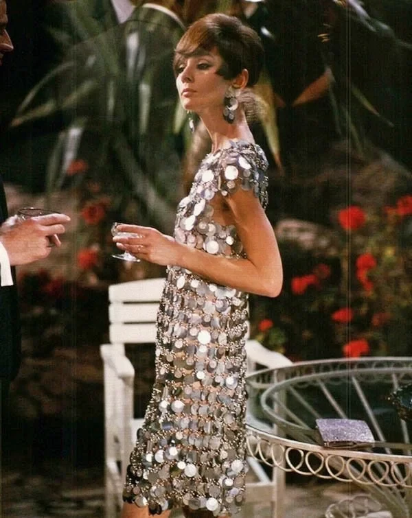 Audrey Hepburn, no filme Um Caminho para Dois, de 1967, com um vestido prateado que representa bem a estética da Paco Rabanne