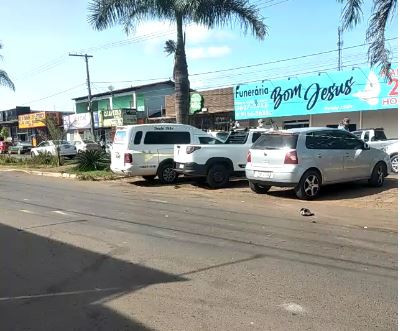 Nessa imagem dá pra ver o quebra-molas (à esquerda), um pouco antes do carro da funerária que ele colidiu após perder o controle. Foto: Reprodução/Redes Sociais