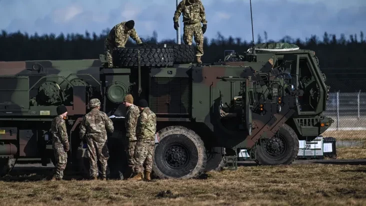   Equipamentos militares e soldados do exército dos EUA em base temporária em Mielec, Polônia, em 12 de fevereiro de 2022 Crédito: Anadolu Agency/Getty Images