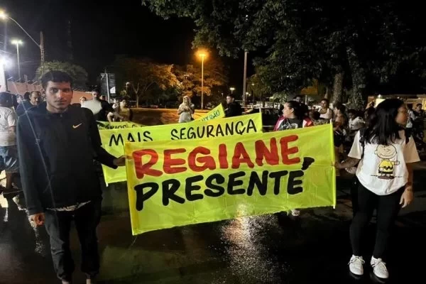 Colegas de Regiane pedem justiça pela morte da jovem. Foto: Jonatas Martins/Metrópoles