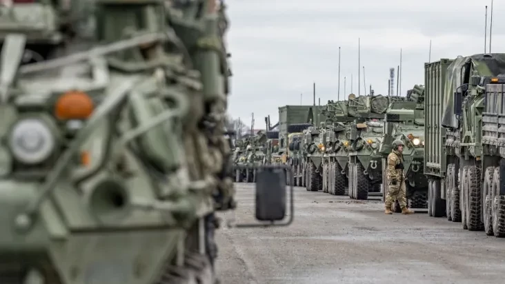   Veículos militares do Exército dos EUA circulam na área de treinamento militar de Grafenwoehr. O Exército dos EUA está transferindo cerca de 1.000 soldados, incluindo tanques e veículos militares, de sua base em Vilseck, no Alto Palatinado, para a Romênia Crédito: Armin Weigel/picture alliance via Getty Images