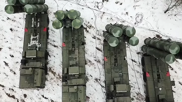   Sistemas de mísseis de defesa aérea S-400 Triumf durante os exercícios militares conjuntos 
