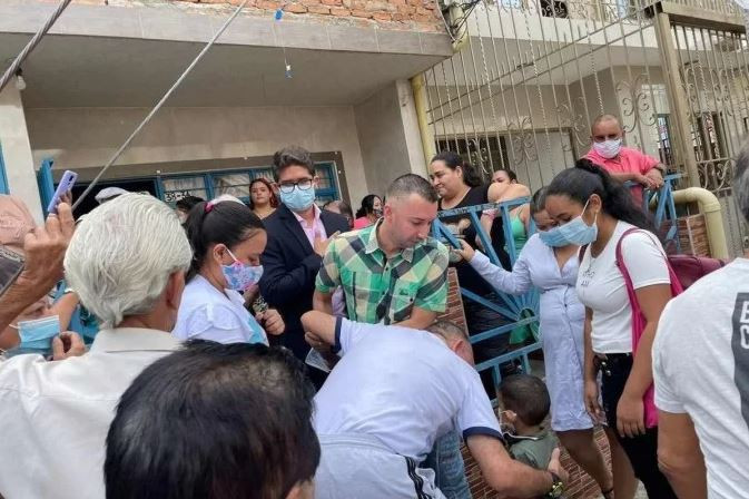 Ao deixar sua casa, em Cali, recebeu o carinho dos vizinhos. Foto: Luis Giraldo Montenegro/Divulgação