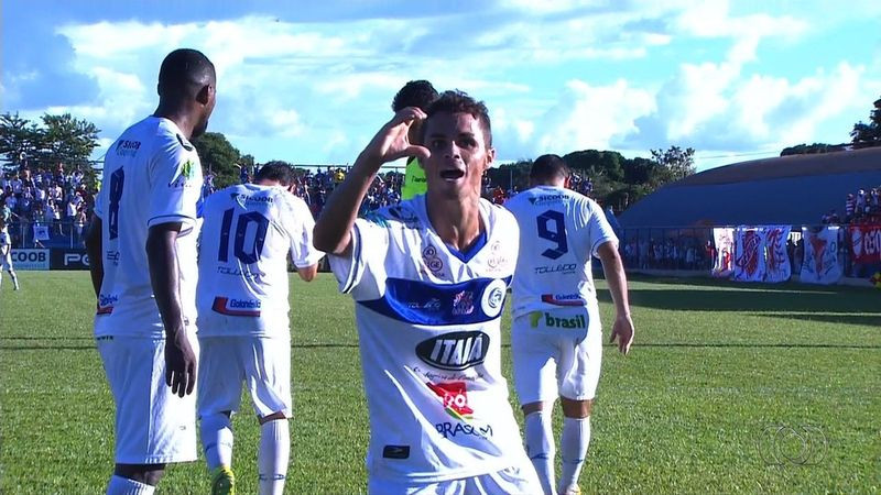 Michael se destacou no Goianésia ao fazer três gols contra o Vila, em 2017 — Foto: Reprodução/TV Anhanguera