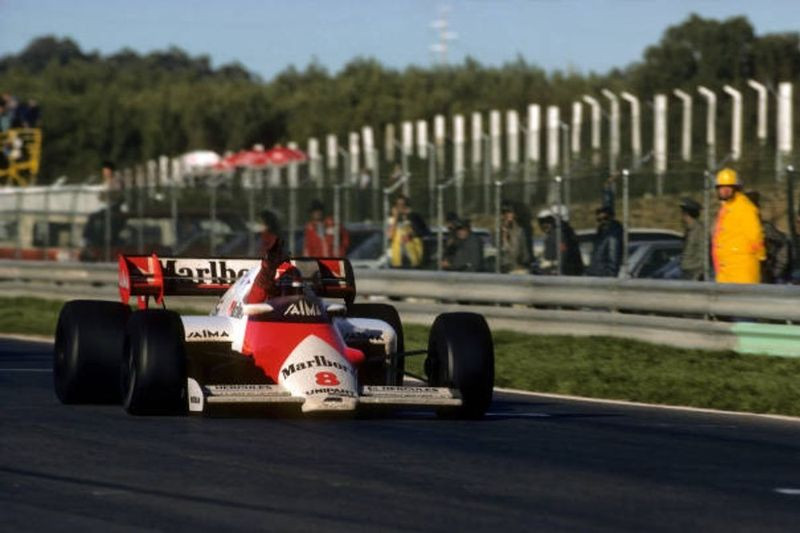Niki Lauda cruza a linha de chegada em Portugal para celebrar o tri — Foto: Getty Images
