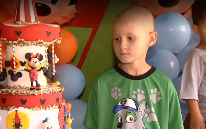 Johnny, 8 anos, luta contra a leucemia há quase dois anos