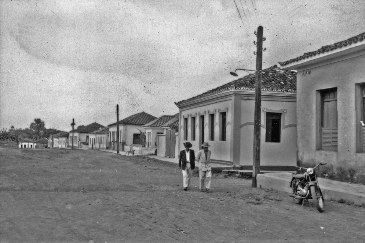 Rua José Vianna Lobo. A direita está a rua Manoel Alves. (o 4º casarão da imagem é a 91FM, ao lado do Hotel Serrador)