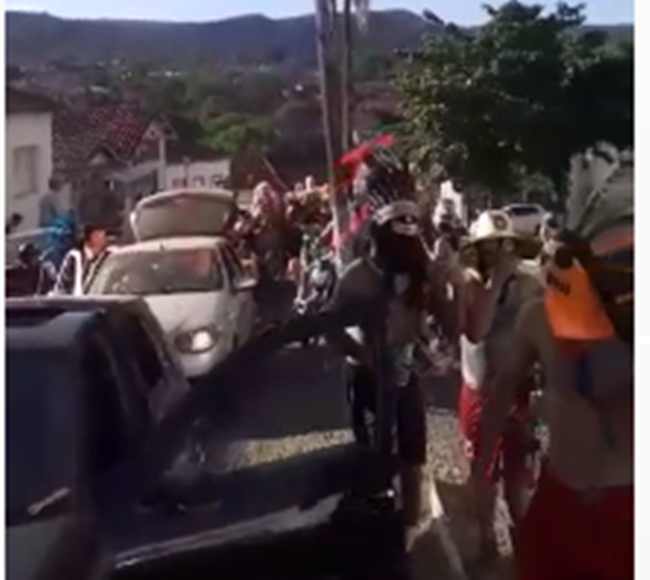 Mascarados provocam aglomeração em Pirenópolis (Foto: Reprodução)