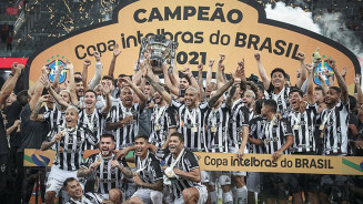 Jogadores do Galo erguem a taça da Copa do Brasil / Pedro Souza/Atlético
