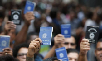 Fila de emprego no Maracanã, zona Norte do Rio (Foto: Pablo Jacob / Agência O Globo)