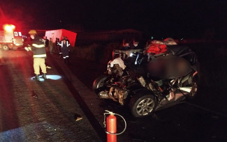 Carro fica destruído em acidente com caminhão entre Rialma e Rianápolis — Foto: Divulgação/CBMGO