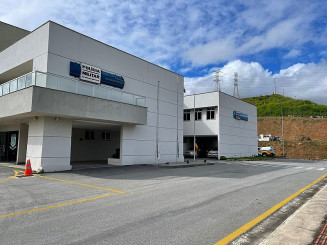 Militares do 35° Batalhão de Polícia Militar em Santa Luzia, procuram os suspeitos. — Foto: Gabriele Lanza/TV Globo