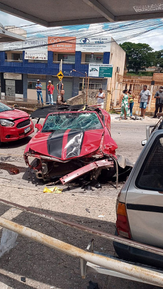 Acidente com camaro vermelho e outros três carros deixa feridos em avenida na Grande BH — Foto: Polícia Militar