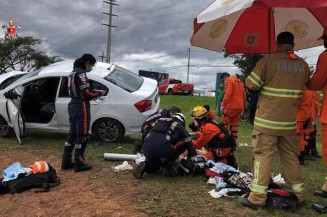 Bombeiros fazem trabalho de reanimação cardiopulmonar em motorista no canteiro central da DF-001 - (crédito: CBMDF/Divulgação)