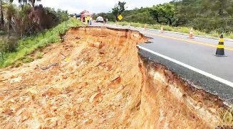 Efeito da chuva: trecho da GO-118 interditado por conta da enorme cratera que engoliu uma das faixas (Foto: Reprodução)