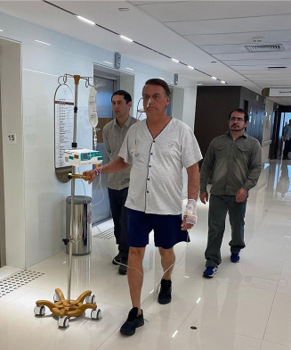 Presidente Jair Bolsonaro caminha pelo Hospital Vila Nova Star, em São Paulo. / Reprodução