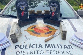 A polícia apreendeu 4,5kg de maconha e balanças de precisão na casa - (crédito: PMDF/Divulgação)