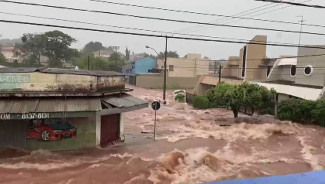 Chuva forte causa enxurradas em Barretos, SP — Foto: Reprodução/EPTV