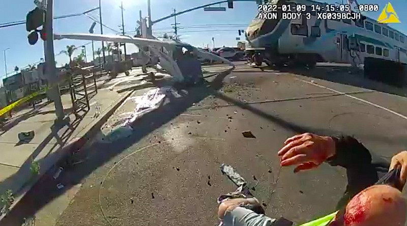 Policiais Salvam Piloto De Avião Que Caiu Em Ferrovia Segundos Antes De Trem Passar Veja Vídeo 