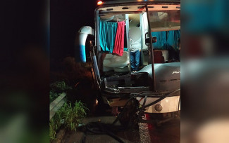 Frente do ônibus envolvido em acidente com carro fica destruída, em Formosa, Goiás — Foto: Reprodução/TV Anhanguera