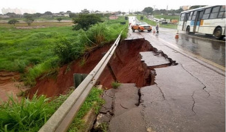 Erosão na GO-070 antes das chuvas da última semana. | Foto: Defesa Civil