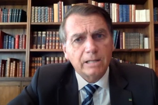 O presidente Jair Bolsonaro (PL) repetiu nesta quarta-feira (12/1) que o país não aguenta novo lockdown e que "o Brasil vai quebrar" caso isso ocorra. A declaração ocorreu durante entrevista à Gazeta Brasil na qual foi questionado sobre novas restrições adotadas por estados diante da terceira onda da covid-19.   "Se for a exemplo daquele decreto que nós já tivemos, seria o novo lockdown. A economia não aguenta. O Brasil vai quebrar", apontou.  O chefe do Executivo ainda menosprezou a vacinação e defendeu que a 'imunidade de rebanho natural está salvando o país'.  PUBLICIDADE  "Eles estão dando uma cartada final, como se fossem os salvadores da Pátria. Querem fechar tudo agora. No nosso entendimento, o que está salvando o Brasil é a imunidade de rebanho. Eu, por exemplo, não estou vacinado. Estou muito bem", declarou. "A imunidade de rebanho é uma realidade. A pessoa que se imuniza com o vírus tem muito mais anticorpos do que com vacina", completou. O Ministério da Saúde indica a vacinação contra o vírus como sendo a melhor forma de obter maior proteção e evitar internações decorrente de casos graves e mortes.  O governador de São Paulo, João Doria (PSDB), afirmou que deverá adotar restrições a eventos com grandes aglomerações devido ao aumento de casos da doença. Porém, descartou fechamento ou limitação a serviços e comércios.