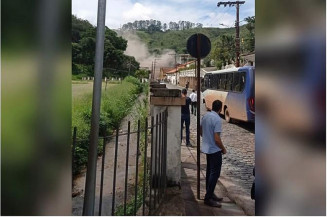 Deslizamento de terra destrói casarões em Ouro Preto (MG) (Foto: reprodução - redes sociais)