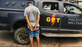 GPT conduziu adolescente [na foto, de costas] à Delegacia da Polícia Civil de Niquelândia, mediante acompanhamento do Conselho Tutelar da cidade [Foto: Divulgação/PM]