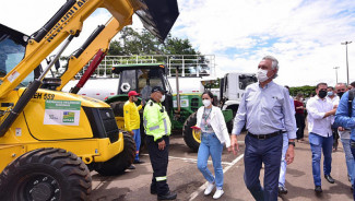 “Estamos disponibilizando todos esses equipamentos pesados e é importante que seja dito que tudo, desde o consumo de combustível, motorista, conserto até transporte e locação, tudo é por conta do Governo do Estado de Goiás”, afirmou o governador Ronaldo Caiado. Foto: Divulgação