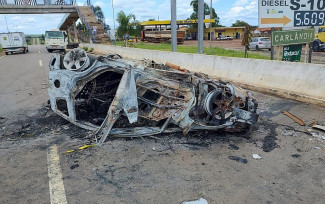 Carro capota, pega fogo e mata duas pessoas carbonizadas na BR-060, em Indiara, Goiás — Foto: Divulgação/Polícia Rodoviária Federal