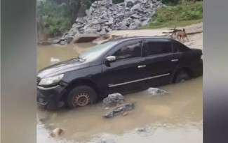 Carro em que casal foi encontrado morto dentro de córrego em Guarinos (Foto: Reprodução/TV Anhanguera)