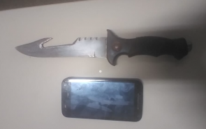 Faca utilizada no crime e aparelho celular recuperado. Foto: Reprodução Polícia Militar