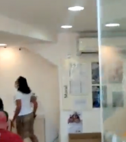 Indignada mulher quebra equipamentos da Enel, após ser mal atendida e não conseguir resolver seu problema; veja vídeo