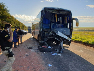 Motorista e esposa estão entre os mais gravemente feridos (Foto: Corpo de Bombeiros)