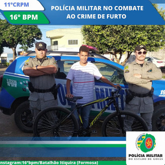 Policiais Militares ao lado do dono da bicicleta recuperada nesta sexta-feira (29/04). Foto: Polícia Militar