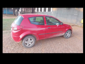 Homem foi preso com armas de fogo, munições, dinheiro, droga e veículos furtados durante bloqueio; veja o vídeo