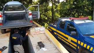 Agentes da PRF retirando a droga do fundo falso da pick-up (foto: Divulgação / PRF)