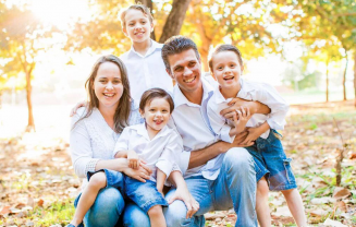 A família de Wesley e Ludmila comemora a vida do pequeno Samuel após a luta contra o câncer ser vencida por Deus como resposta à oração (Foto: Arquivo pessoal)