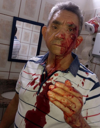 O professor Paulo Rafael Procópio, de 62 anos, ensanguentado no banheiro da escola após a agressão: "Decepção" — Foto: Arquivo pessoal