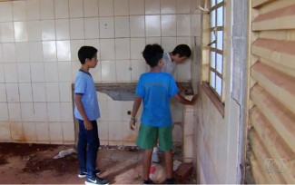 Meninos encontram R$ 12 mil em prédio abandonado e resolvem entregar à polícia — Foto: Reprodução/TV Anhanguera